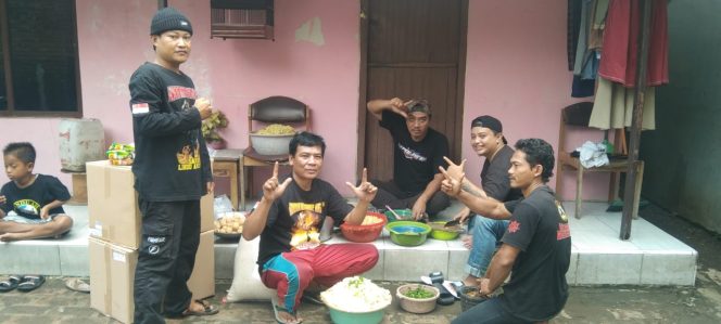
					Laskar Ronggolawe Lindu Aji Kolocokro Kudus PK Kaliwungu dirikan dapur umum untuk korban banjir
