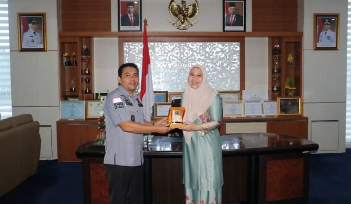 Kepala Kantor Wilayah Kementerian Hukum dan HAM Riau, Budi Argap Situngkir bersama Bupati Indragiri Hulu, Rezita Meylani