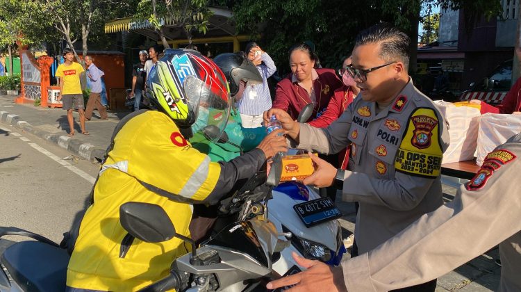 Polsek Metro Tamansari dan Mahasiswa STIE Wiyata Mandala Bagikan Takjil ke Masyarakat
