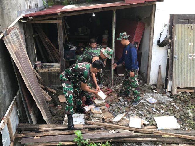 
					Anggota Koramil 04/Jebres dan warga masyarakat melaksanakan Karya Bhakti Rehab rumah tidak layak huni (RTLH) milik Veteran