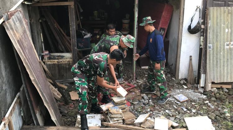 Anggota Koramil 04/Jebres dan warga masyarakat melaksanakan Karya Bhakti Rehab rumah tidak layak huni (RTLH) milik Veteran