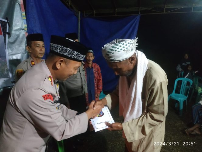 
					Kapolres Ngada AKBP Padmo memberikan tali asih sejumlah uang tunai kepada pengurus Masjid Al-Magfira Ri'a, untuk dapat digunakan dalam membantu kesulitan umat muslim untuk membangun MCK