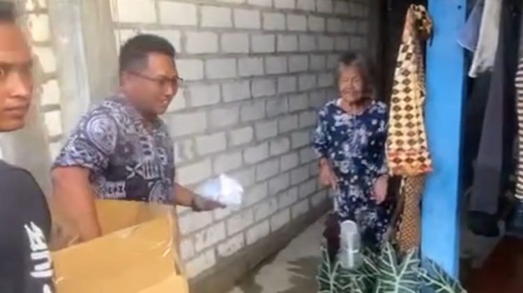 Caleg terpilih DPRD Kabupaten Pati dari dapil 3, Mukit saat membagikan nasi kotak untuk korban banjir di wilayah kecamatan Juwana, Pati
