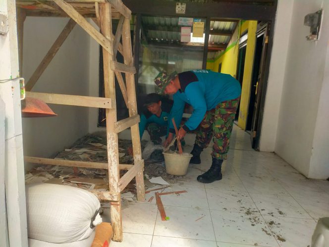 
					Babinsa Kelurahan Mojosongo Serka Dominggus dan Serka Aswan bersama Anggota Koramil 04/Jebres membantu pelaksanaan pengerjaan RLTH di rumah Kapten (Purn) Sarjidjo