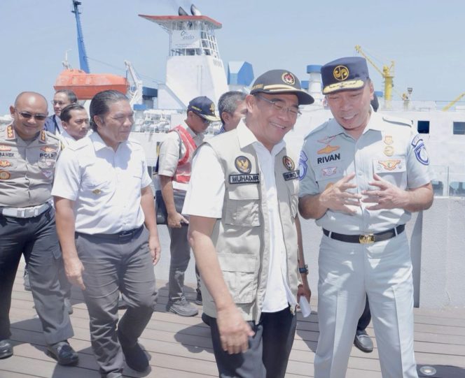 
					Direktur Utama Jasa Raharja, Rivan A. Purwantono bersama Menko PMK Muhadjir Effendy saat menghadiri Rapat Koordinasi Penyelenggaraan Angkutan Lebaran 2024/1445H pada Lintasan Penyeberangan Merak-Bakauheni