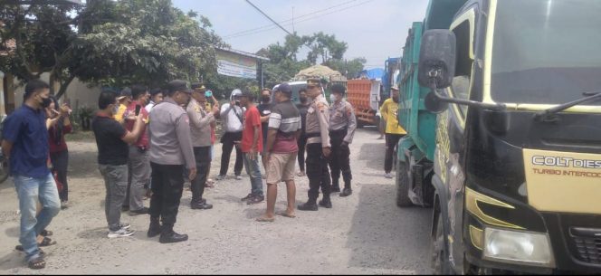
					Sejumlah warga turun ke jalan memprotes kerusakan jalan yang diduga disebabkan oleh dump truck tambang bertonase melebihi kapasitas