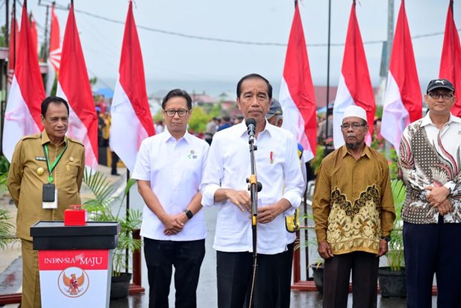 
					Presiden Jokowi dalam peresmian Pelaksanaan Inpres Jalan Daerah di Banggai Kepulauan Sulawesi Tengah