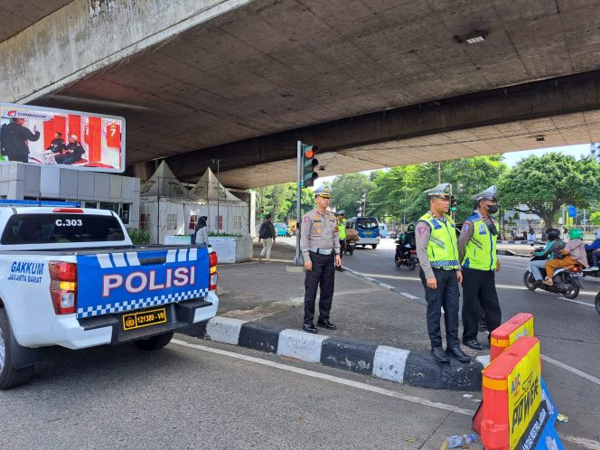 
					Edukasi keselamatan oleh personel Satlantas Jakarta Barat 
