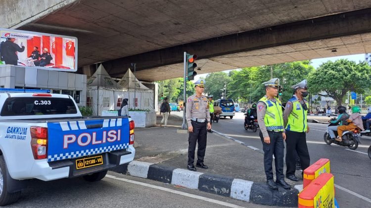 Edukasi keselamatan oleh personel Satlantas Jakarta Barat 

