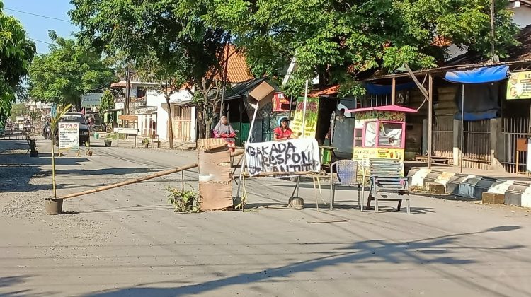 Blokade Jalan, warga Desa Kauman dan Desa Pajeksan Kecamatan Juwana Kabupaten Pati menggelar aksi protes hingga memblokir ruas jalan raya tepatnya di Jalan WR Supratman kecamatan Juwana
