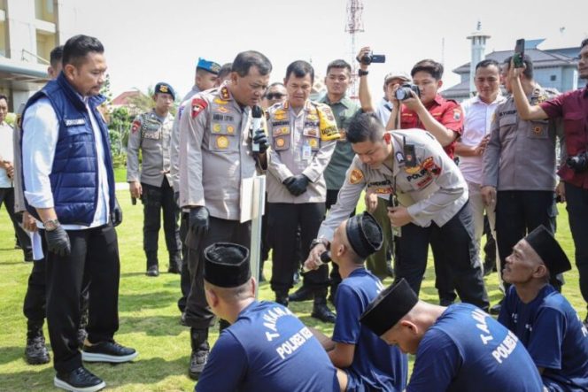 
					Operasi Pekat Candi 2024_Kapolda Jateng Irjen Pol Ahmad Luthfi tegaskan tidak ada ruang untuk melakukan kejahatan di Jawa Tengah
