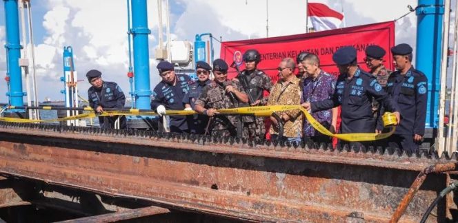 
					Ditjen PSDKP KKP segel sementara satu unit kapal pengeruk pasir di Pelabuhan Umum Kawasan Industri Lamongan Paciran, Lamongan Jawa Timur.  Poto : ANTARA
