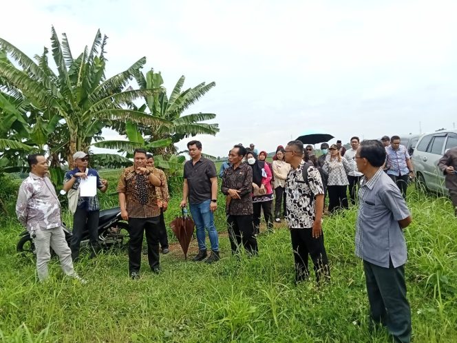 
					Kuasa hukum Penggugat II Intervensi, Karman Sastro (ujung kiri) saat peninjauan lokasi gugatan pembatalan ijin tukar menukar tanah kas desa Batomulyo Kendal