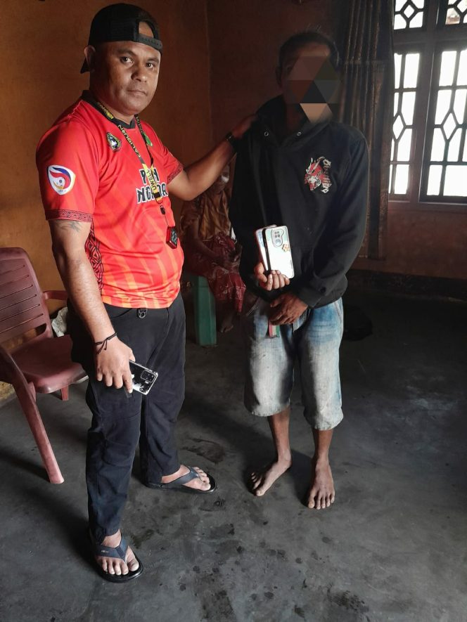 
					Buser Polres Ngada mengamankan terduga pelaku pencurian handphone