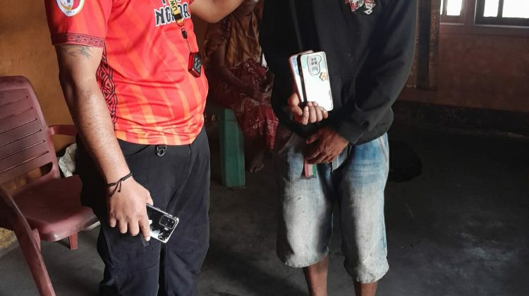 Buser Polres Ngada mengamankan terduga pelaku pencurian handphone