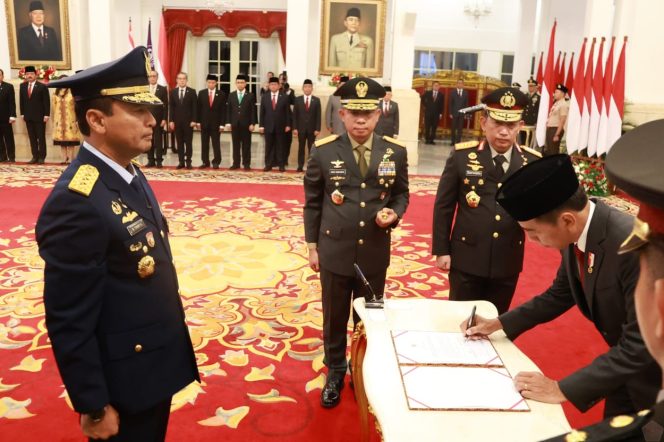 
					Presiden Joko Widodo melantik Marsekal Madya TNI Mohamad Tonny Harjono sebagai Kepala Staf Angkatan Udara (KSAU) di Istana Negara
