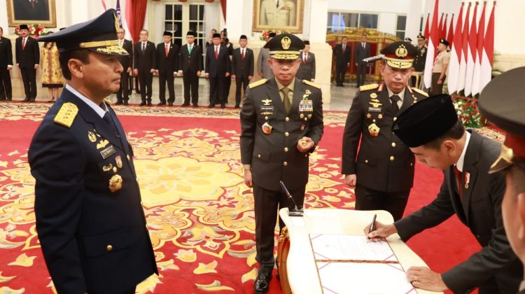 Presiden Joko Widodo melantik Marsekal Madya TNI Mohamad Tonny Harjono sebagai Kepala Staf Angkatan Udara (KSAU) di Istana Negara