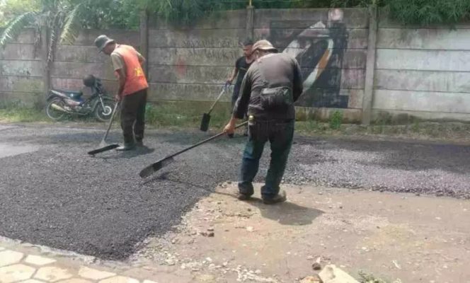 
					Pengerjaan proyek pengaspalan jalan di Desa kaluwung RT 011/04 Kecamatan Tigaraksa Kabupaten Tangerang didapati tanpa papan nama proyek
