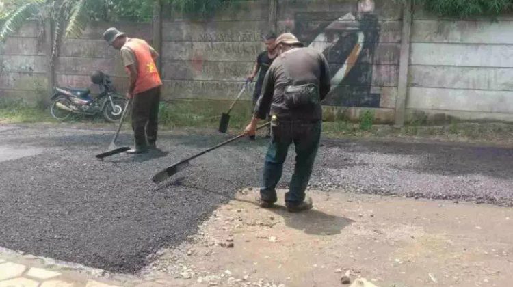 Pengerjaan proyek pengaspalan jalan di Desa kaluwung RT 011/04 Kecamatan Tigaraksa Kabupaten Tangerang didapati tanpa papan nama proyek
