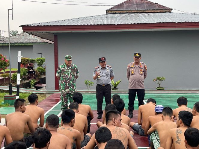 
					Satops Patnal Pas Rutan Kelas IIB Rengat, Kabupaten Indragiri Hulu (Inhu), Riau melaksanakan Apel siaga 3+1 Kunci Pemasyarakatan Maju Berantas Halinar