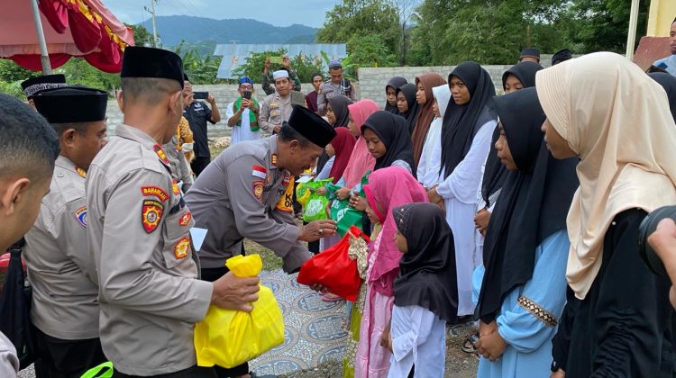 Kapolres Ngada AKBP Padmo Arianto, S.I.K bersama personilnya menyantuni anak yatim-piatu di Desa Ite Jaya, Kecamatan Riung, Kabupaten Ngada
