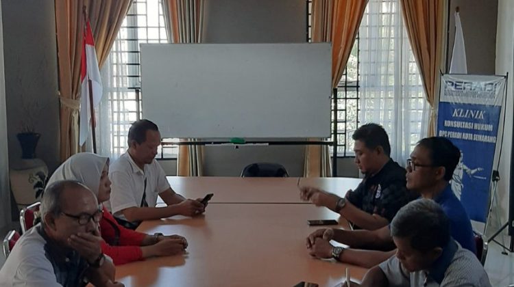 Beberapa anggota atau advokat DPC Peradi RBA Semarang salah satunya Karman Sastro