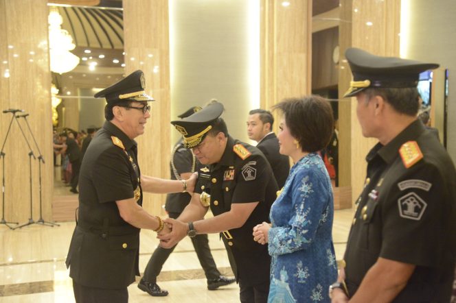 
					Menteri Hukum dan HAM,Yasonna H. Laoly melantik Reynhard Silitonga sebagai Inspektur Jenderal dan Razilu sebagai Kepala Badan Sumber Daya Manusia (BPSDM)
