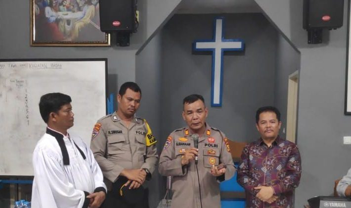 Kapolsek Rengat Barat AKP Buha Siahaan, S.H mengunjungi Gereja Rutan Rengat, Kabupaten Indragiri Hulu (Inhu)

