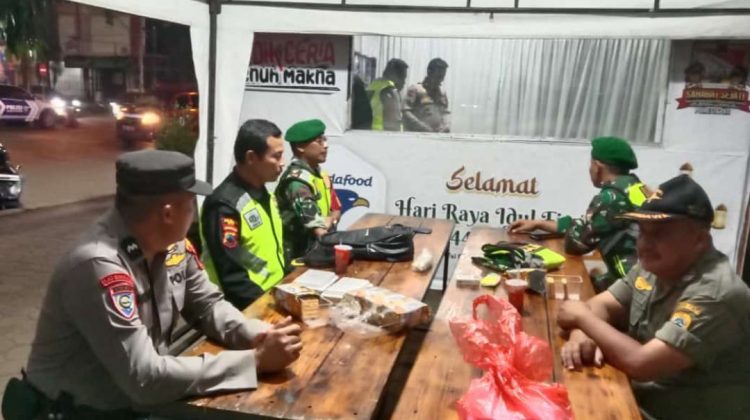 Anggota Satpol PP Kabupaten Pati bersama petugas gabungan lainnya di Pos pengamanan jalur mudik Alun Alun Juwana Desa Kauman Kecamatan Juwana Pati
