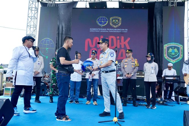 
					Direktur Keuangan Jasa Raharja, Bayu Rafisukmawan, turut serta melepas keberangkatan penumpang peserta mudik gratis Kementerian Perhubungan dengan bus dari Terminal Jatijajar, Depok, Jawa Barat
