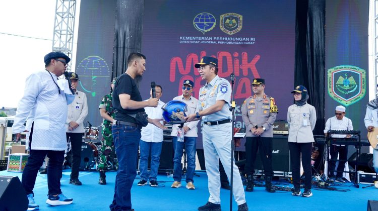 Direktur Keuangan Jasa Raharja, Bayu Rafisukmawan, turut serta melepas keberangkatan penumpang peserta mudik gratis Kementerian Perhubungan dengan bus dari Terminal Jatijajar, Depok, Jawa Barat
