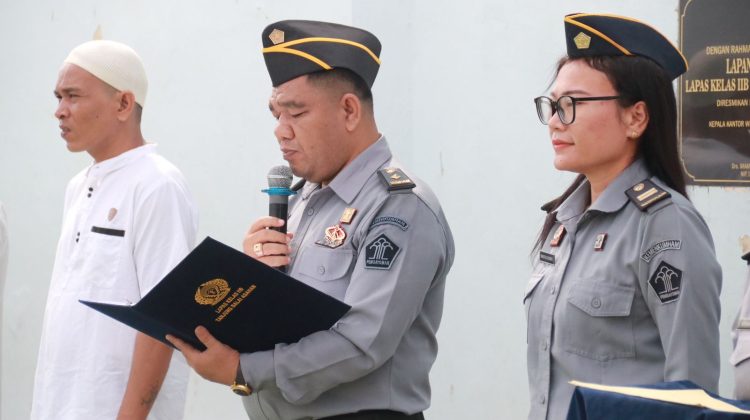 Kalapas Tanjungbalai,Sangapta Surbakti bertindak sebagai inspektur upacara pemberian remisi kepada narapidana