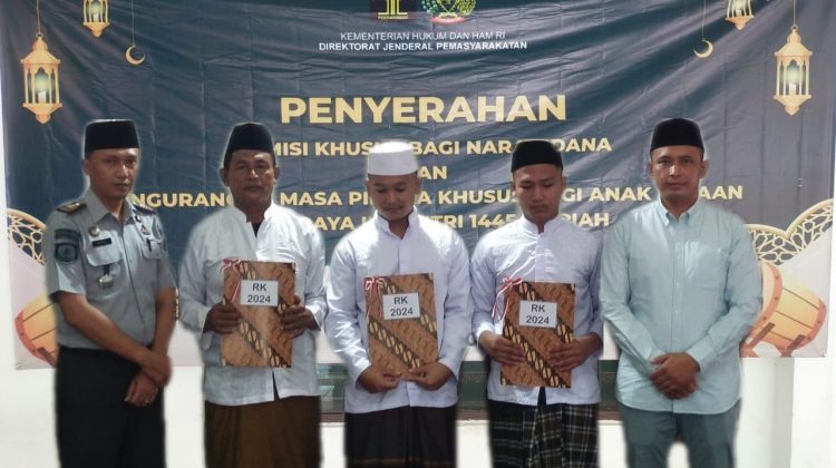 Penyerahan remisi khusus hari raya Idul Fitri diserahkan langsung oleh Febie Dwi Hartanto selaku Kepala Lapas Kelas IIB Pati
