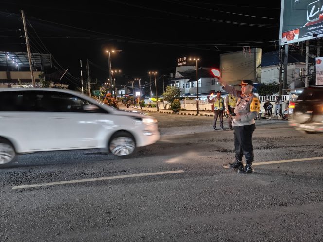 
					Kapolres Simalungun, AKBP Choky Sentosa Meliala, S.I.K., S.H., M.H., secara langsung mengambil bagian dalam Pengaturan Arus Lalu Lintas pada malam hari Sabtu, 13 April 2024, bertempat di Pos Pelayanan Pantai Bebas, Jln. SM Raja, Kecamatan Girsang Sipangan Bolon