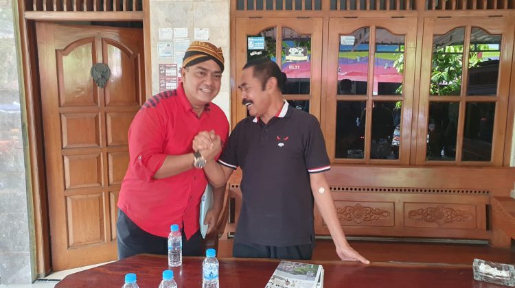 Minta Restu.
BRM Kusumo Putro sowan ketua DPC PDIP Solo, FX Hadi Rudyatmo 