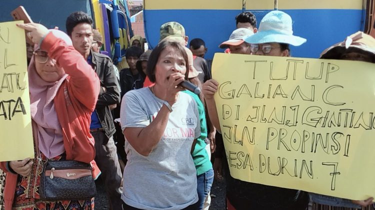 Aksi unjuk rasa warga Kecamatan Pancur Batu, Kabupaten Deli Serdang di Mapolsek Pancur Batu
