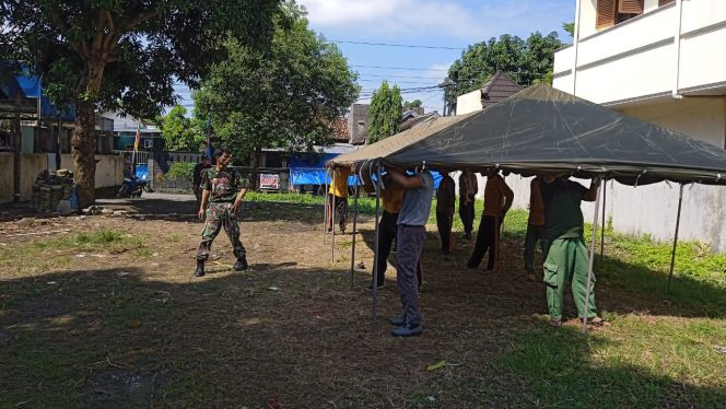 
					Pelatihan bongkar pasang tenda darurat Relawan Destana oleh Babinsa