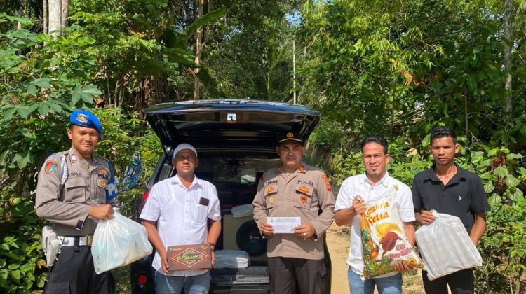 Kapolsek Idi Rayeuk AKP Teuku Syahril S.E.didampingi beberapa anggotanya bagikan bantuan sembako kepada masyarakat yang kurang mampu di Gampong Buket Pala dan Gampong Aceh