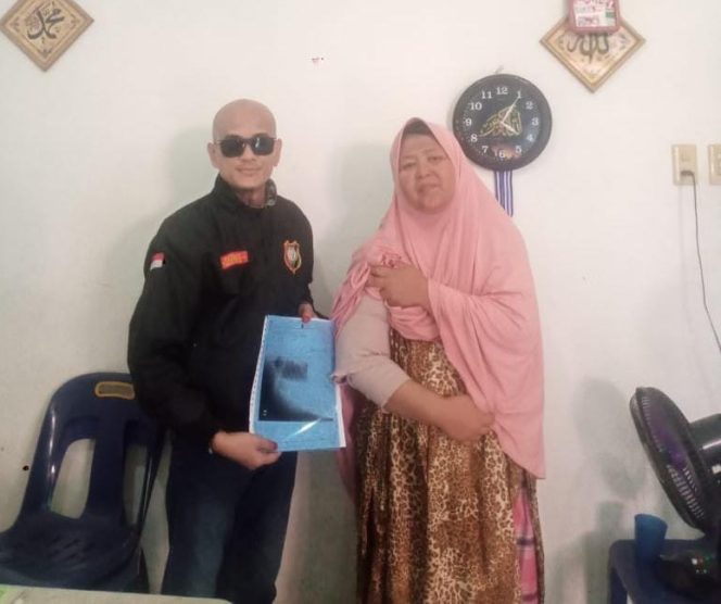
					Ketum MPSU, Mulya Kota bersama seorang guru les yang diduga menjadi korban tabrak lari