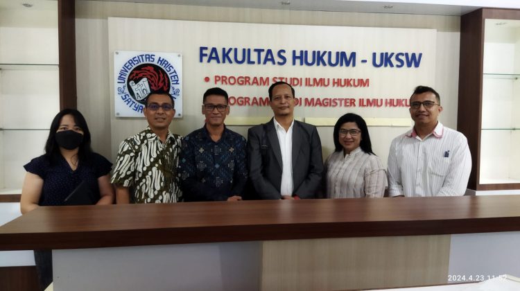 Pasangan calon Ketua DPC PERADI Monalisa Camella Fransisca Daniel, S.H., M.H. dan Calon Sekretaris Karman Sastro saat berkunjung ke Fakultas Hukum Universitas Kristen Satya Wacana (UKSW) Salatiga