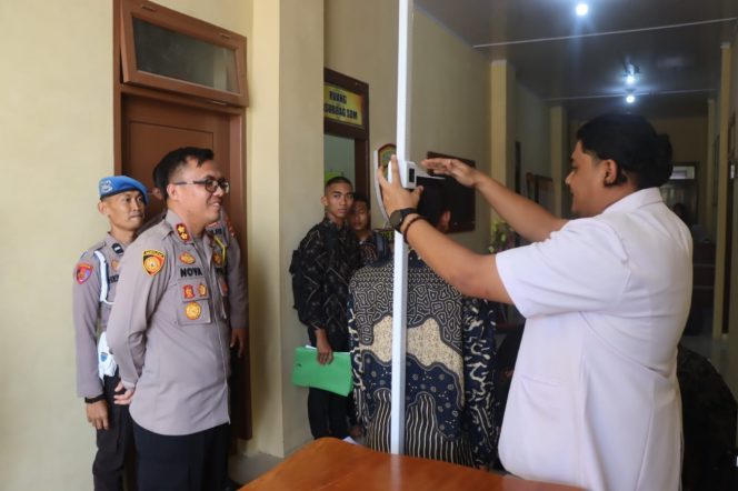 
					Kapolres Aceh Timur Polda Aceh AKBP Nova Suryandaru, S.I.K. memantau secara langsung jalannya proses penerimaan terpadu anggota Polri Tahun Anggaran 2024