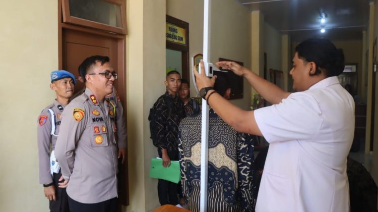 Kapolres Aceh Timur Polda Aceh AKBP Nova Suryandaru, S.I.K. memantau secara langsung jalannya proses penerimaan terpadu anggota Polri Tahun Anggaran 2024