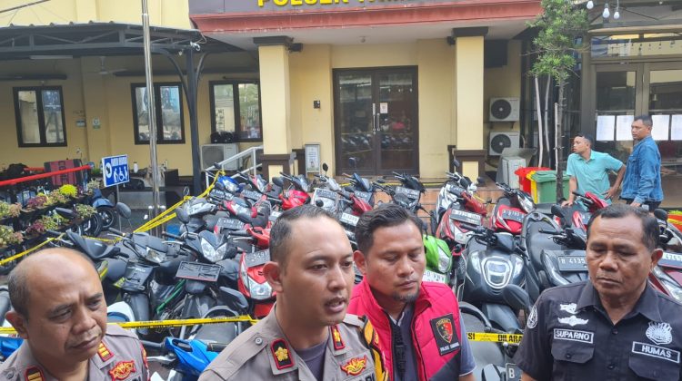 Kapolsek Tambora Polres Metro Jakarta Barat, Kompol Donny Agung Harvida, menjelaskan bahwa pengungkapan kasus curanmor bermulai dari adanya laporan masyarakat yang kehilangan sepeda motor