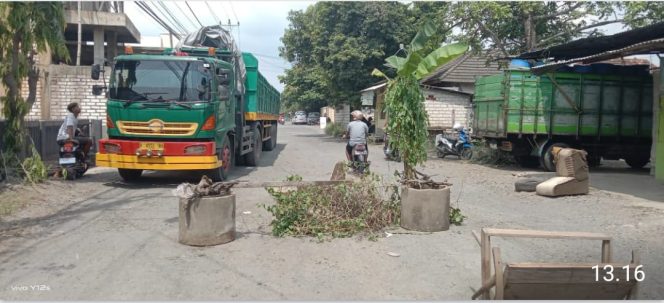 
					Aksi Protes, Warga Desa Bakaran Wetan Kecamatan Juwana, Pati, menanam pohon di jalan yang rusak