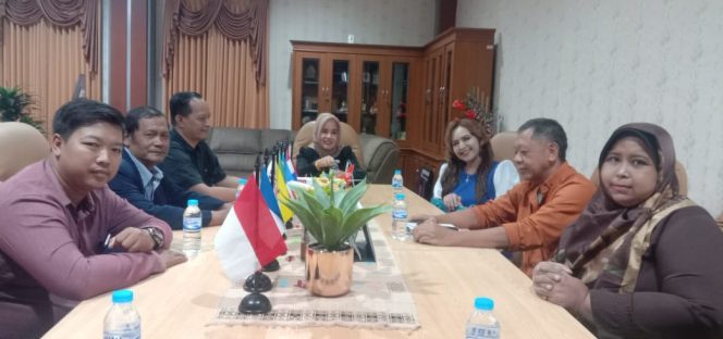 
					Pasangan Calon Ketua/Sekretaris  DPC PERADI Semarang yaitu Monalisa Camella Fransisca Daniel, S.H., M.H. dan Sukarman, S.H.M.H. , dengan anggota advokat pendukungnya mengunjungi Fakultas Hukum Universitas Diponegoro
