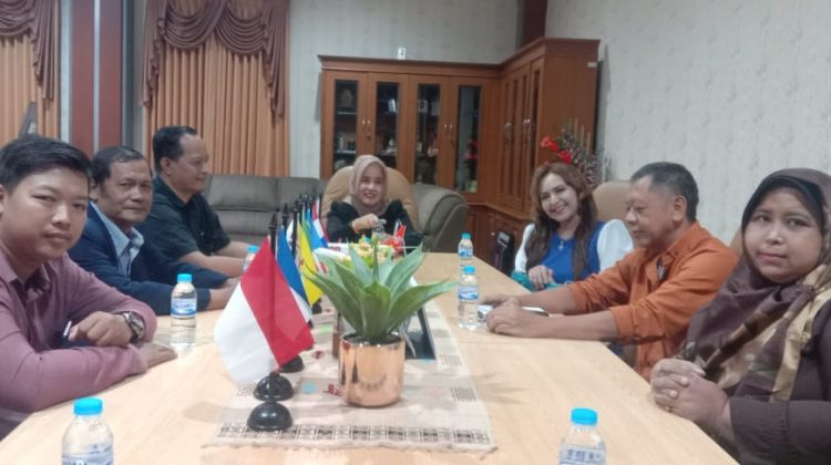 Pasangan Calon Ketua/Sekretaris  DPC PERADI Semarang yaitu Monalisa Camella Fransisca Daniel, S.H., M.H. dan Sukarman, S.H.M.H. , dengan anggota advokat pendukungnya mengunjungi Fakultas Hukum Universitas Diponegoro
