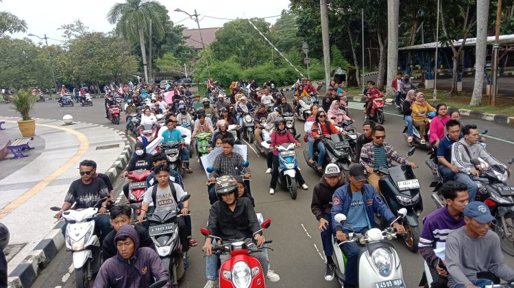 Massa aksi yang menuju kantor Bupati Tangerang