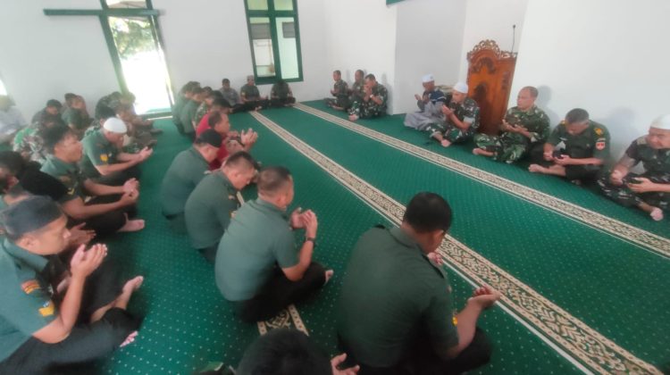 Doa bersama oleh Kodim 0735/Surakarta dalam peringatan HUT Ke-58 Korem 074/Warastratama