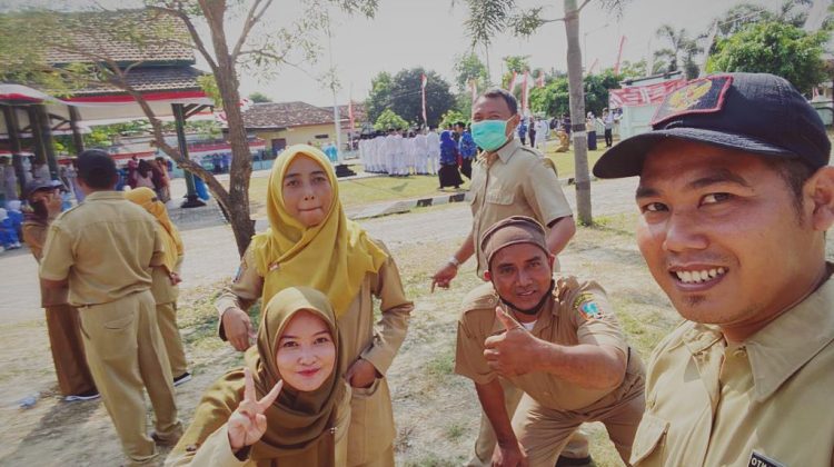 Perangkat Desa Meteseh kecamatan Kaliori yang akan bersiap mengikuti upacara HUT Kemerdekaan RI 17 Agustus. Poto : WAG Pemdes Meteseh