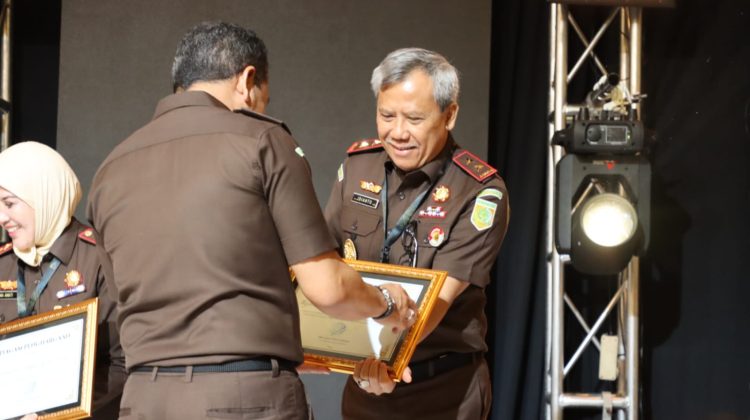Kejati Sumut melalui Kajati, Idianto, SH,MH., menerima penghargaan Peringkat III Satuan Kerja Kejaksaan Tinggi Terbaik dengan Rata-rata Nilai Kinerja Anggaran Tertinggi untuk Kategori Kejaksaan Tinggi dengan Jumlah Satuan Kerja di atas 20 Satuan Kerja